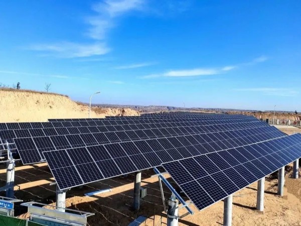 光伏發(fā)電站上新！這次在山里